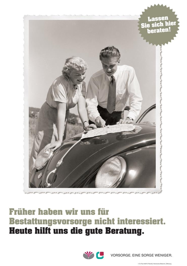 Schwarz-weißes Bild eines Paares, das an einem Auto steht und eine Karte betrachtet, mit Text zur Bestattungsberatung.