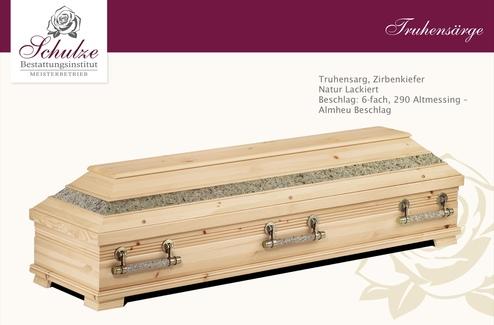 Holzsarg aus Zirbenkiefer mit natürlichem Lack, verziert mit einem Steinrand und sechs Messinggriffen.