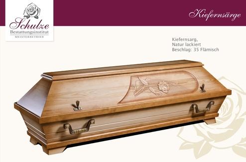 Kiefernsarg aus lackiertem Holz mit floralem Relief und flämischem Beschlag in einer neutralen Präsentation.