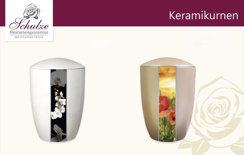 Zwei stilvolle Keramikkurnen, eine mit Orchideen-Design und eine mit Landschaftsmotiv, auf neutralem Hintergrund.