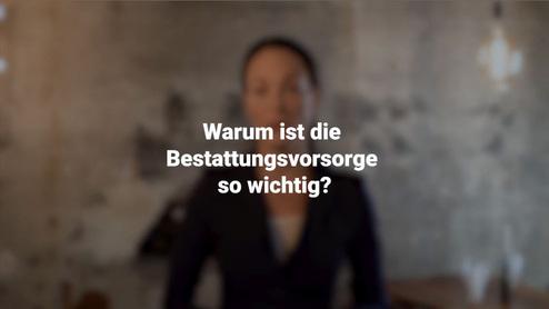 Unscharfe Aufnahme einer Person im Vordergrund mit dem Text „Warum ist die Bestattungsvorsorge so wichtig?“ im Fokus.