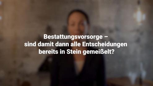 Nahaufnahme eines unscharfen Hintergrunds mit einer Frau im Vordergrund, die zu Bestattungsvorsorge spricht, Text eingeblendet.