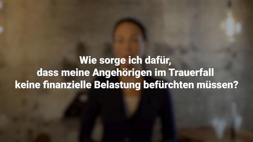 Text auf einem verschwommenen Hintergrund: „Wie sorge ich dafür, dass meine Angehörigen im Trauerfall keine finanzielle Belastung fürchten müssen?“