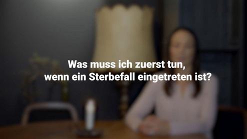 Text&uuml;berlagerung auf unscharfem Hintergrund mit einer sitzenden Frau. Der Text fragt nach ersten Schritten nach einem Sterbefall.