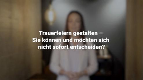 Frau steht vor einer Wand, Text thematisiert die Gestaltung von Trauerfeiern und Entscheidungsfindung.