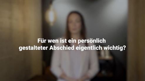 Frau steht unscharf im Vordergrund, Text: &bdquo;F&uuml;r wen ist ein pers&ouml;nlich gestalteter Abschied eigentlich wichtig?&ldquo; im Bild.