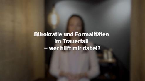 Frau spricht vor einem neutralen Hintergrund &uuml;ber b&uuml;rokratische Schritte im Trauerfall. Text: "B&uuml;rokratie und Formalit&auml;ten im Trauerfall."