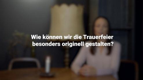Eine Person sitzt an einem Tisch mit einer Kerze, w&auml;hrend die Frage zur Gestaltung einer Trauerfeier im Vordergrund steht.
