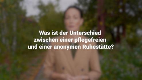 Frauenfigur im Vordergrund mit verschwommenem Hintergrund, der eine ruhige, grüne Umgebung zeigt. Text über Ruhestätten.