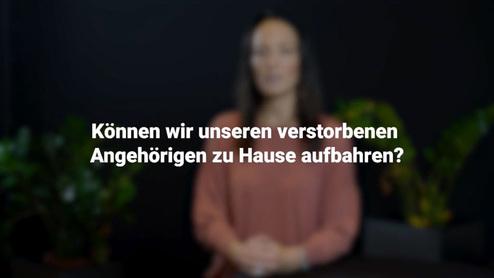 Frau in einem braunen Oberteil stellt die Frage: „Können wir unseren verstorbenen Angehörigen zu Hause aufbahren?“