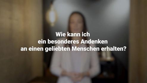 Text mit der Frage &bdquo;Wie kann ich ein besonderes Andenken an einen geliebten Menschen erhalten?&ldquo; &uuml;ber unscharfer Person im Hintergrund.