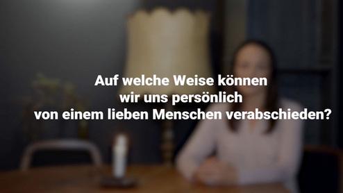 Text auf einem verschwommenen Hintergrund mit einer sitzenden Person, die eine pers&ouml;nliche Abschiednahme thematisiert.