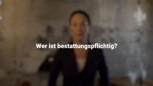 Frau in businessgerechter Kleidung vor verschwommenem Hintergrund, mit Text „Wer ist bestattungspflichtig?“ im Vordergrund.