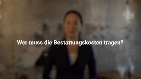 Unsch&auml;rfefoto einer Frau in dunkler Kleidung, mit dem Text &bdquo;Wer muss die Bestattungskosten tragen?&ldquo; im Vordergrund.