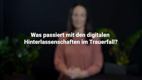 Frau im Vordergrund spricht &uuml;ber digitale Hinterlassenschaften, Pflanzen im Hintergrund, dunkler Hintergrund.