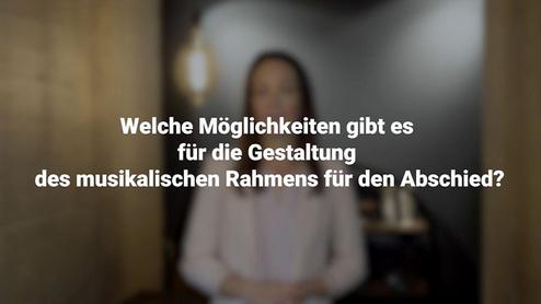Text auf unscharfem Hintergrund: &bdquo;Welche M&ouml;glichkeiten gibt es f&uuml;r die Gestaltung des musikalischen Rahmens f&uuml;r den Abschied?&ldquo;
