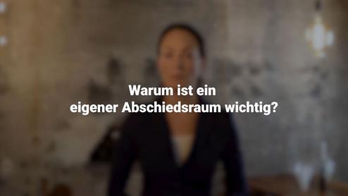 Frau in einem dunkelblauen Blazer steht vor einer Wand, Text fragt nach der Bedeutung eines eigenen Abschiedsraums.