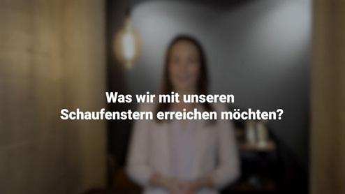Unsch&auml;rfe bei einer Person, die in einem Raum steht, mit dem Text: &bdquo;Was wir mit unseren Schaufenstern erreichen m&ouml;chten?&ldquo;