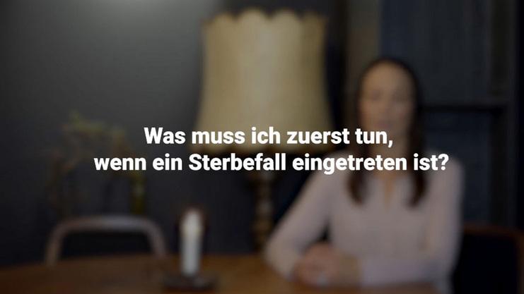 Text&uuml;berlagerung auf unscharfem Hintergrund mit einer sitzenden Frau. Der Text fragt nach ersten Schritten nach einem Sterbefall.