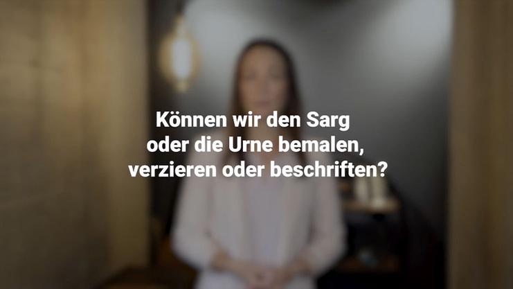 Frau in blasser Bluse steht vor einem unscharfen Hintergrund, während sie die Frage zu Sarg- und Urne-Gestaltung stellt.