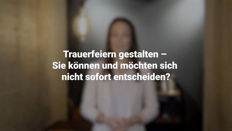 Frau steht vor einer Wand, Text thematisiert die Gestaltung von Trauerfeiern und Entscheidungsfindung.