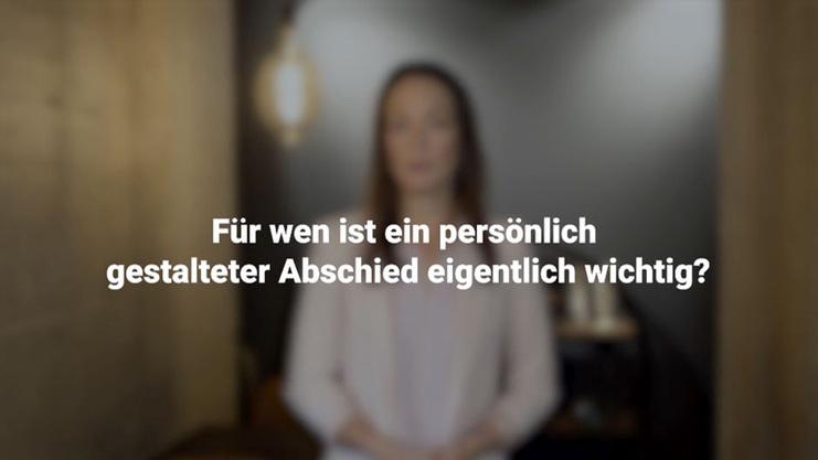 Frau steht unscharf im Vordergrund, Text: „Für wen ist ein persönlich gestalteter Abschied eigentlich wichtig?“ im Bild.