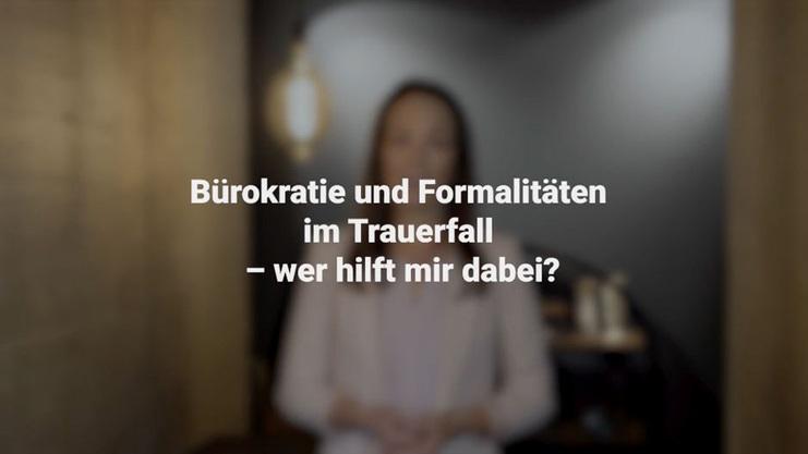 Frau spricht vor einem neutralen Hintergrund &uuml;ber b&uuml;rokratische Schritte im Trauerfall. Text: "B&uuml;rokratie und Formalit&auml;ten im Trauerfall."
