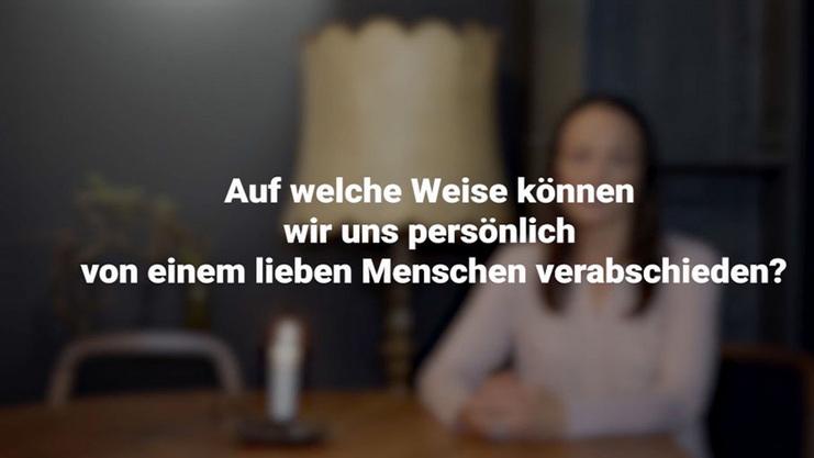 Text auf einem verschwommenen Hintergrund mit einer sitzenden Person, die eine persönliche Abschiednahme thematisiert.