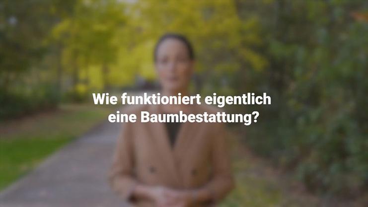 Frau steht in einem Park und fragt: &bdquo;Wie funktioniert eigentlich eine Baumbestattung?&ldquo; Mit gr&uuml;nen B&auml;umen im Hintergrund.