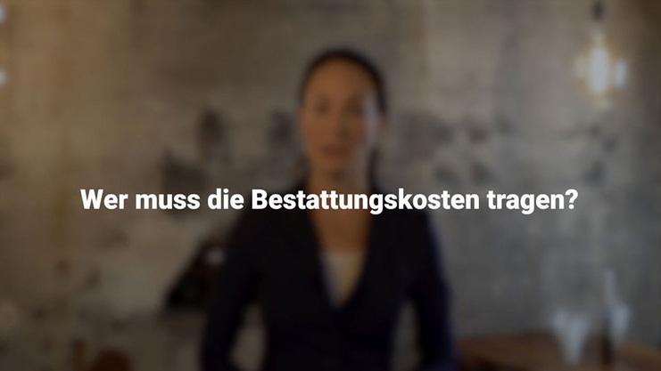 Unsch&auml;rfefoto einer Frau in dunkler Kleidung, mit dem Text &bdquo;Wer muss die Bestattungskosten tragen?&ldquo; im Vordergrund.